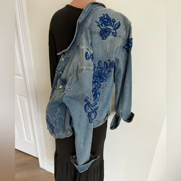 BLANK NYC embroidered jean jacket - Picture 2 of 14